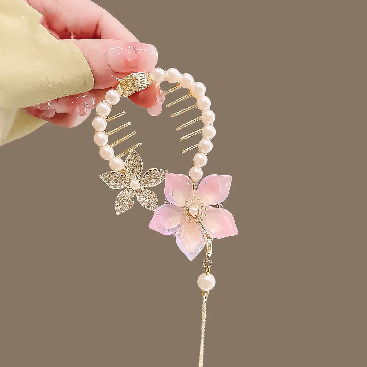 

New Sweet Tassel Hair Clip Pill Head Pearl Hair Claw Female Elegant Hair Clip Ponytail Buckle Tiara Summer Accessories