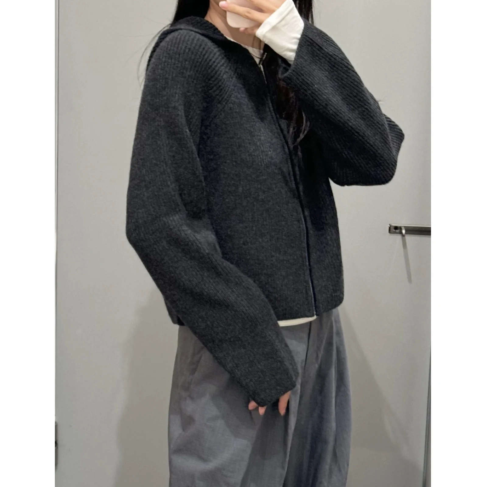Фото XIMIAN APPAREL 2026 YAZHIMEI cosmod Весенняя новинка: женский повседневный стандартный темно-серый вязаный кардиган с капюшоном №4