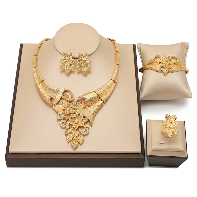 Conjunto de joyería de cuentas africanas para mujer, accesorios de ropa de boda nigeriana, conjunto de collar de diseño dorado de Dubai, venta al por mayor, 2023
