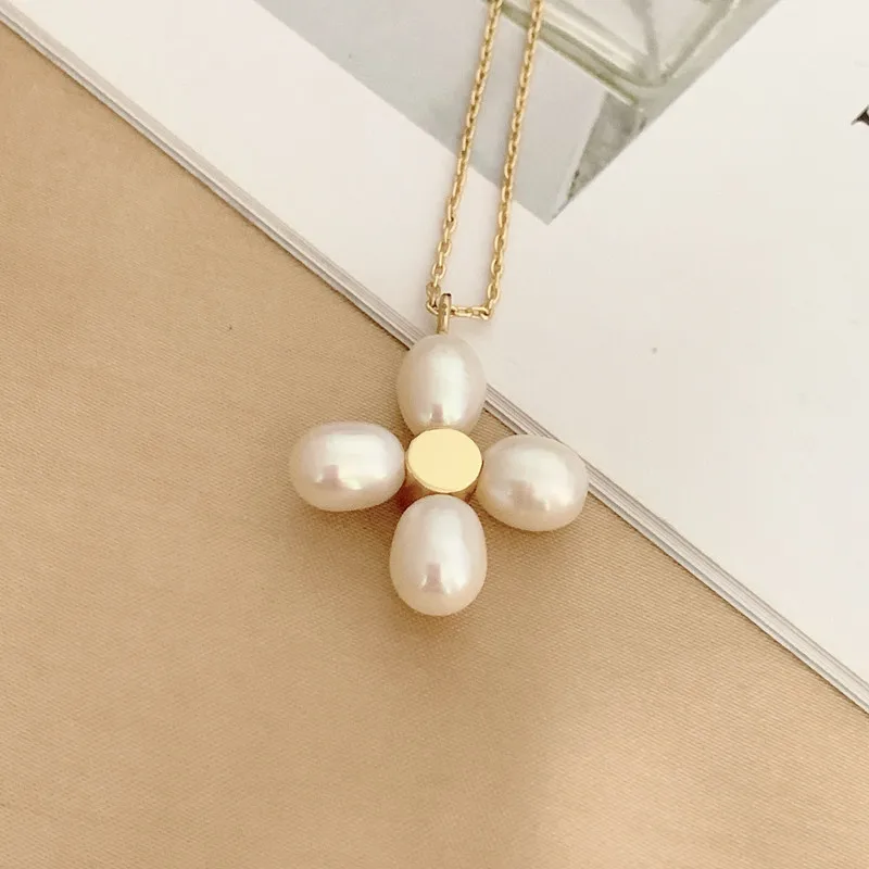 

High class and fashionable natural fresh water pearl inlaid with gold plated light luxury short necklace