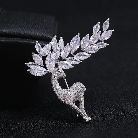 Броши с оленем из металла