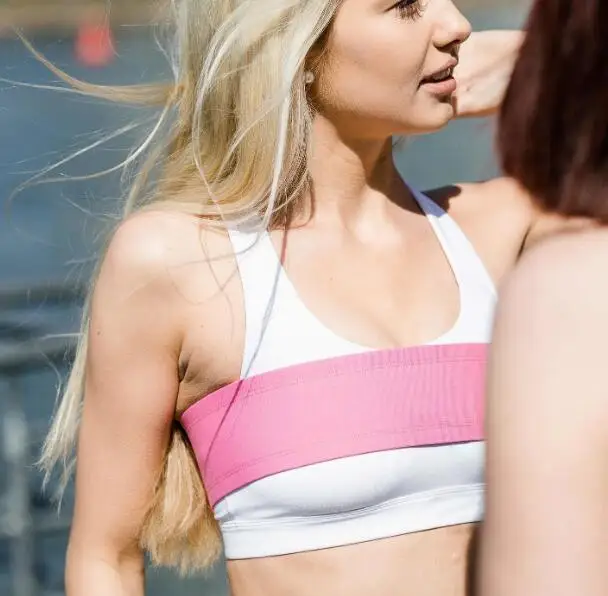 

Эластичные ремешки поддерживают бюст и устойчивые женские фиксаторы