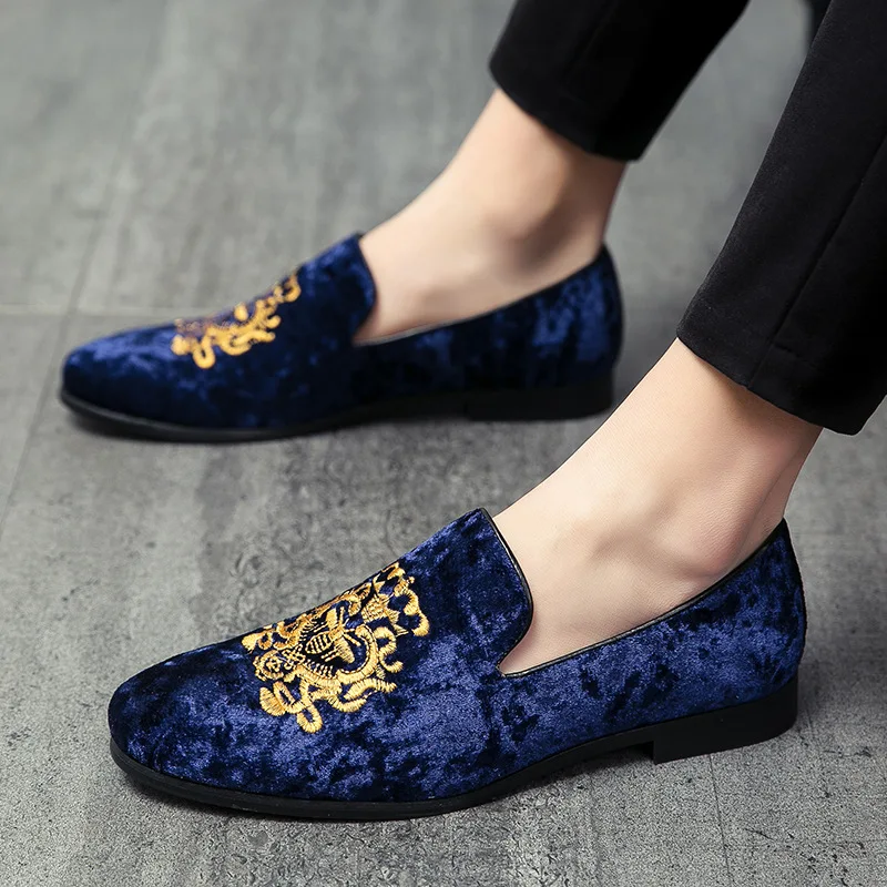 

Men's Wedding Dress Shoes Casual Men Loafers New Big Size Lazy Peas Shoes Embroidery Moccasins Shoes Suede Leather Shoes Zapatos