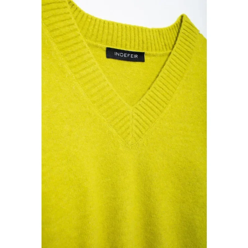 Женский вязаный пуловер с V-образным вырезом