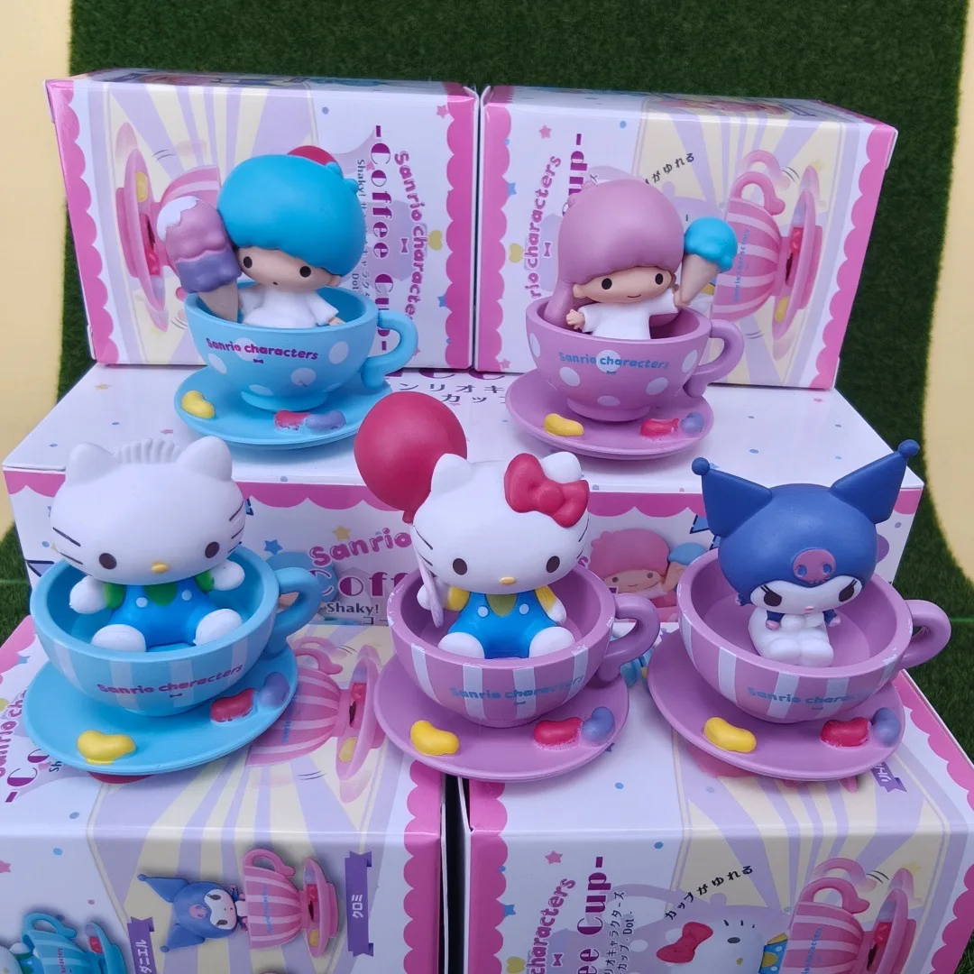 Фото Лицензионные фигурки Sanrio в виде милых кофейных чашек (слепая коробка) - Куроми, Хелло Китти, Литтл Твин Старс, вращающиеся настольные украшения-игрушки №5
