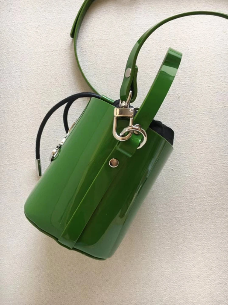 

2022 Black Leather Portable Crossbody Small Bucket Bag With Drawstring