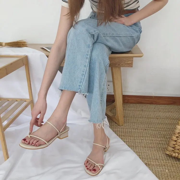 

Женские туфли на толстом каблуке, с острым носком