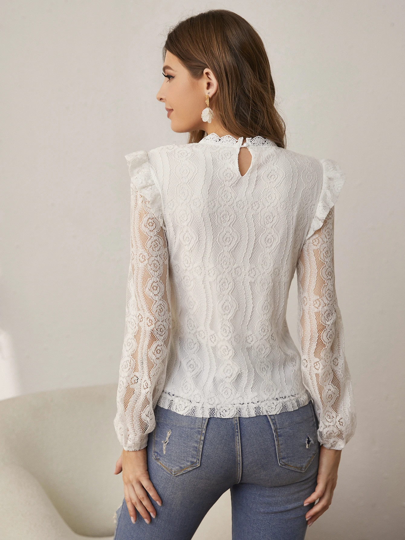 Блузка женская кружевная однотонная с рюшами круглым вырезом и длинным рукавом |