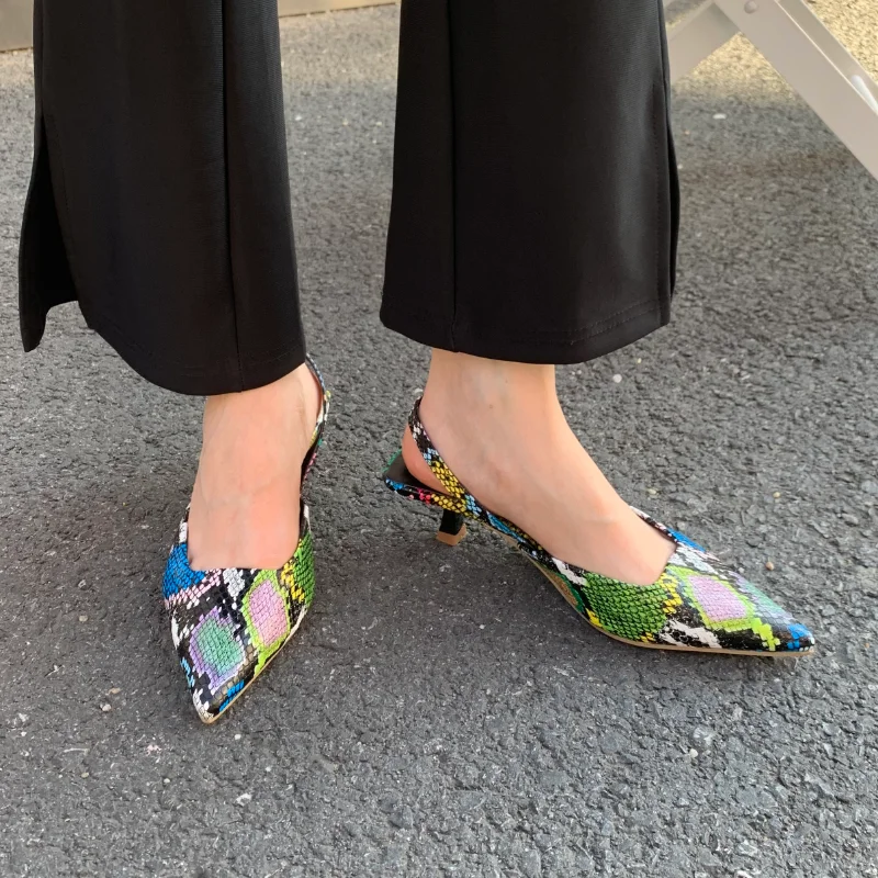 

Женские кожаные туфли со змеиным принтом, элегантные туфли на плоской подошве, с острым носком, без застежки, разные цвета, 2023