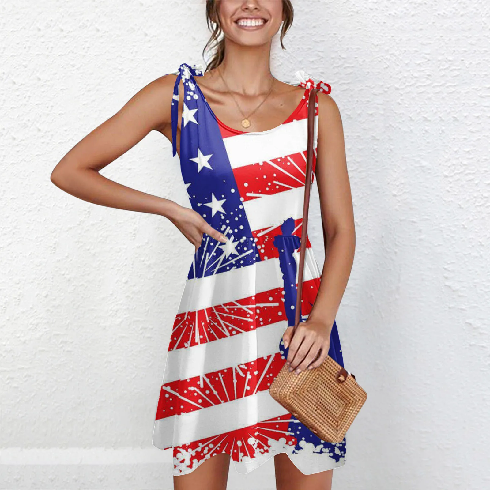 

Женское летнее платье-комбинезон с открытыми плечами и глубоким круглым вырезом