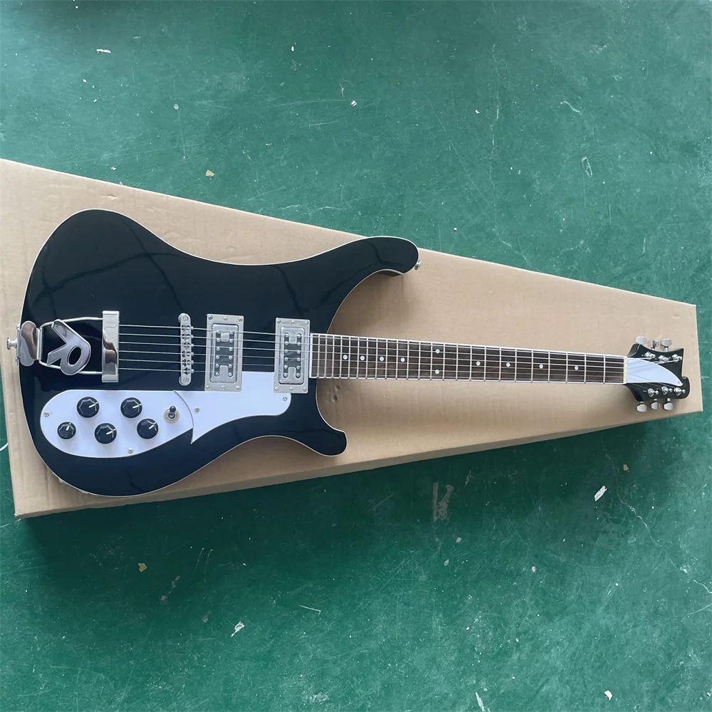 

В наличии The 6-string Riker electric bass-черный корпус с серебряными аксессуарами на все гитары