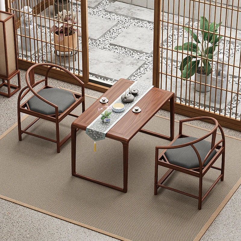 Старый стол Yumu и небольшой стул