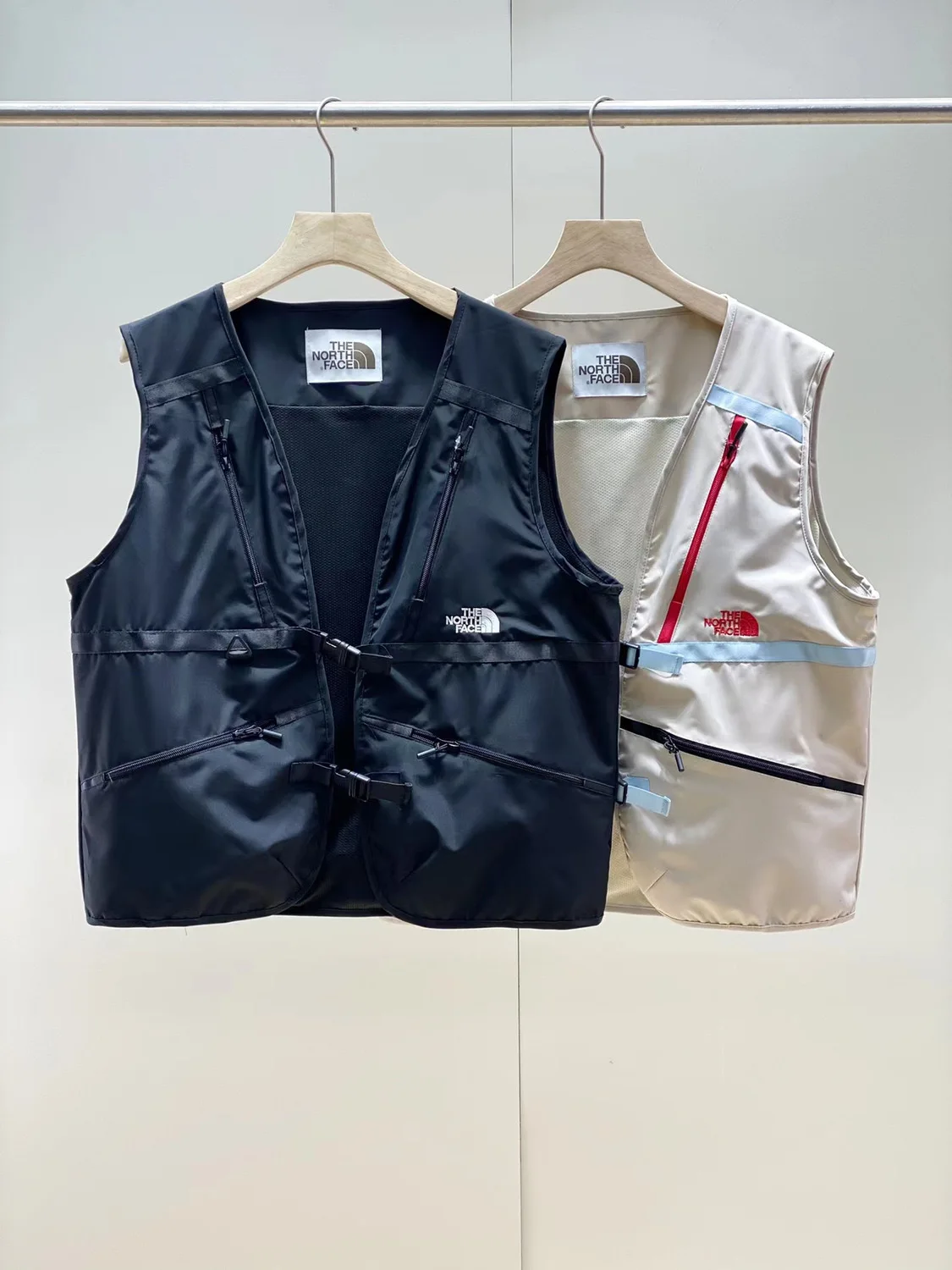 

2023 New all-match thin section functional wind vest men and women with the same style outdoor tactical vest casual sleeveless