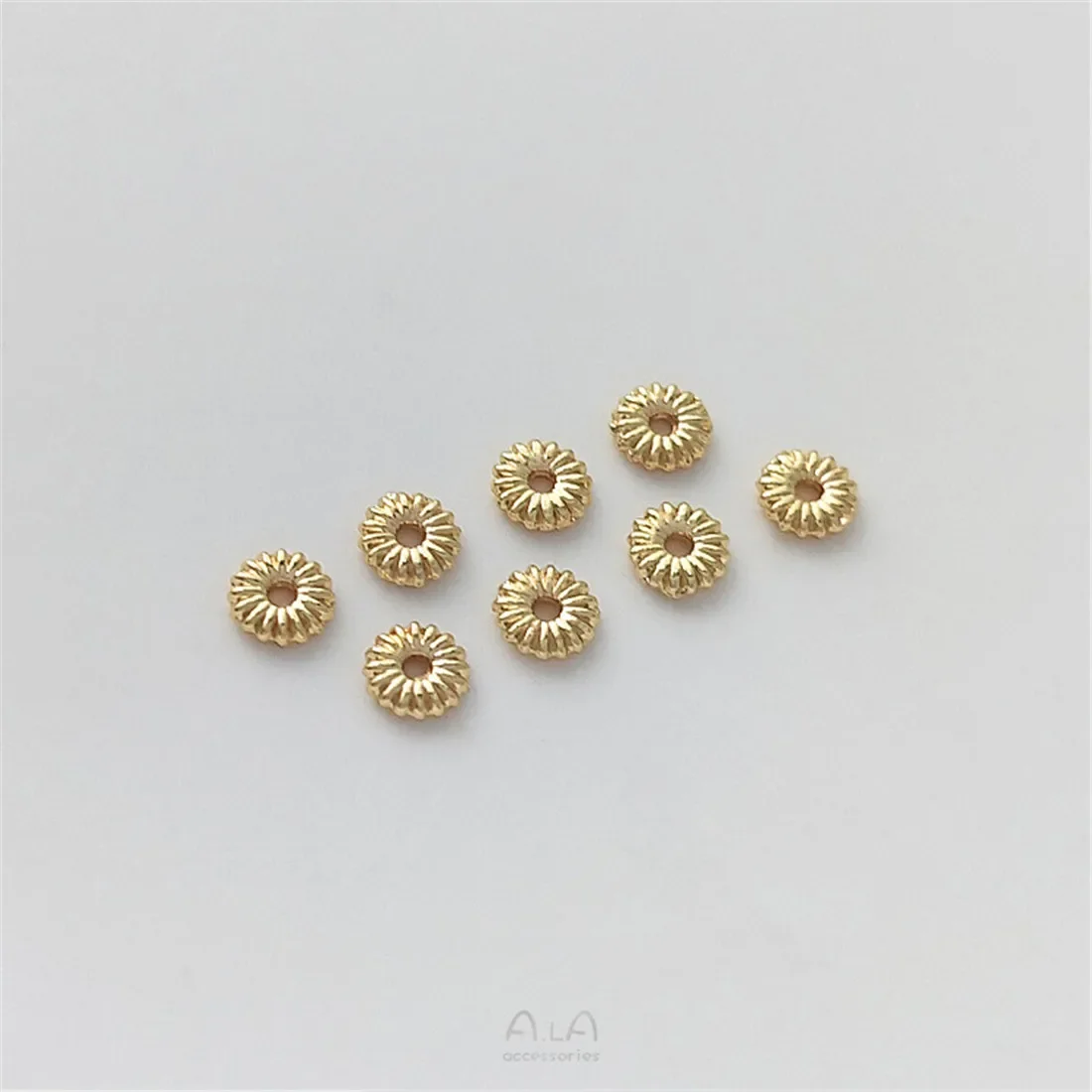Плоская прокладка с маленьким узором ромашки позолоченная 14 карат кусок бисера