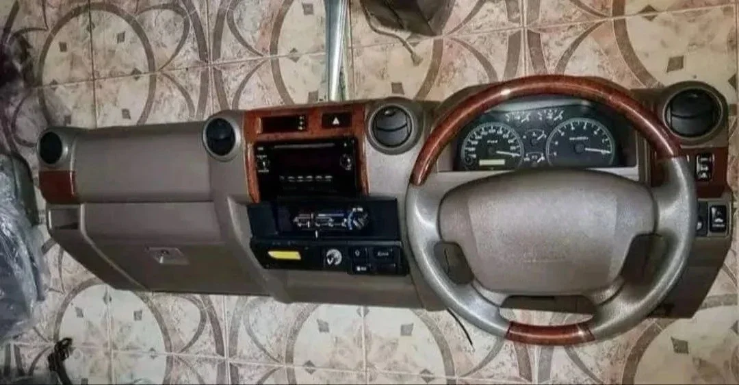 Фото Накладка на приборную панель для Land Cruiser LC70 Pick up, LC76, LC79, FJ79 (2007-2024), коричневая/черная №3
