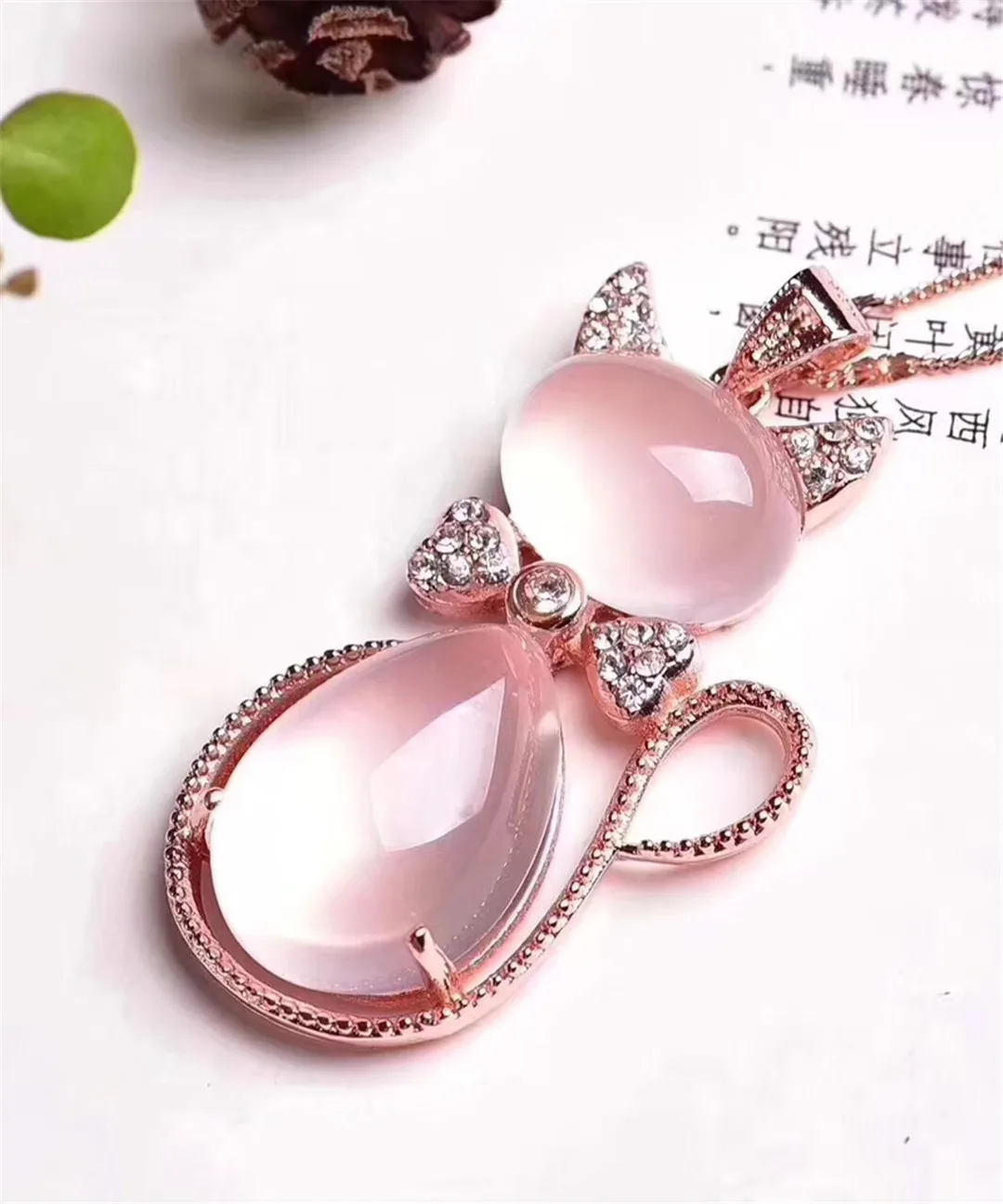 

Ожерелье женское из Натурального Розового Кварца, резной кулон в виде кошки со звездой и подвеской, драгоценный камень мозамбикского хрусталя, 42 х20 мм, AAAAA