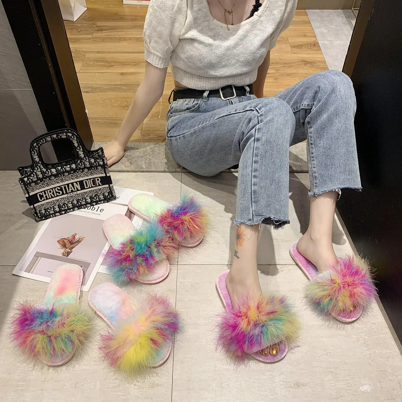 Тапки женские плюшевые всесезонные шлепанцы на плоской подошве меховые сланцы