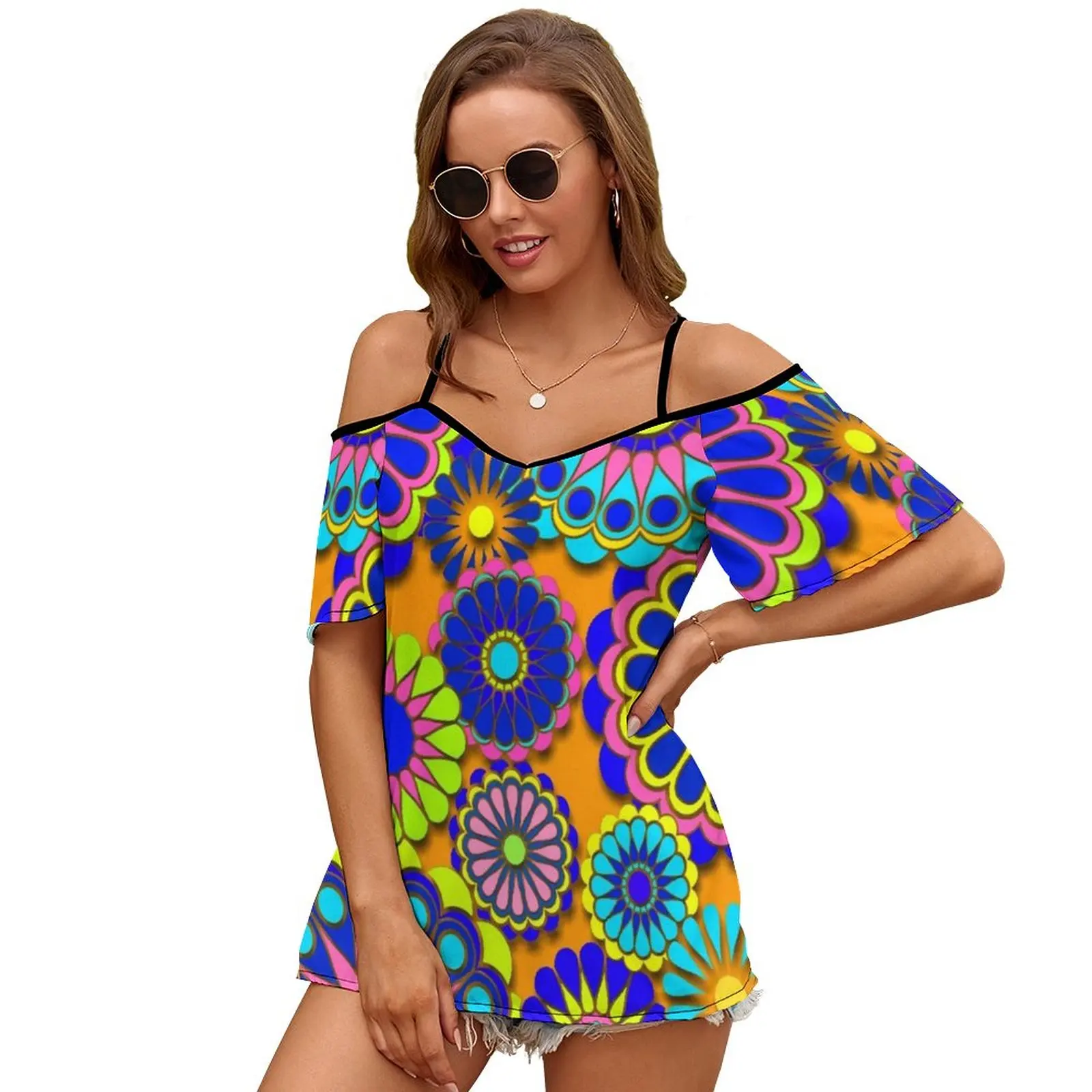 Женская футболка с коротким рукавом открытыми плечами и цветочным принтом -