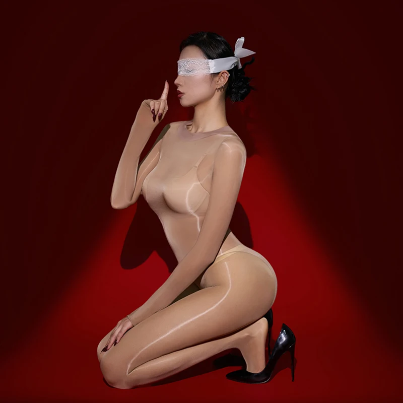 Женский глянцевый комбинезон с длинными рукавами