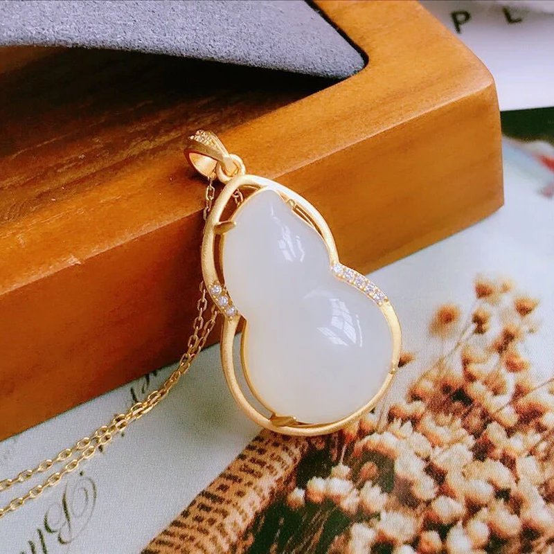 

Ancient gold craftsmanship natural Hetian white chalcedony gourd pendant women's necklace Chinese retro palace style jewelry