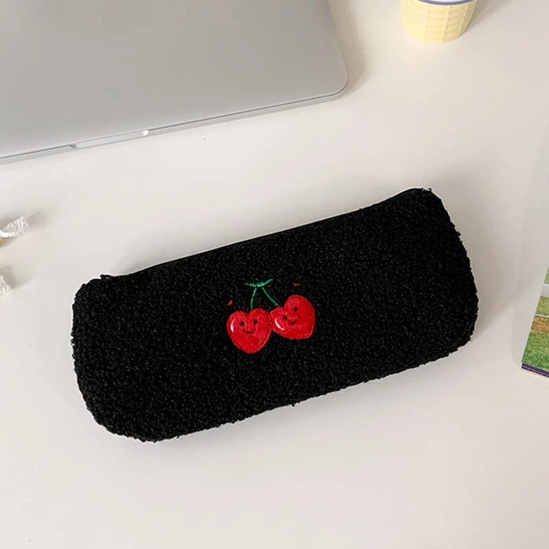 

Сумка-карандаш с вышивкой вишни