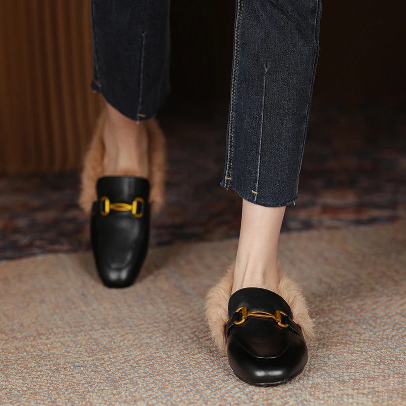 Женские кожаные сабо с миндальным носком на меховой подкладке золотистые лоферы