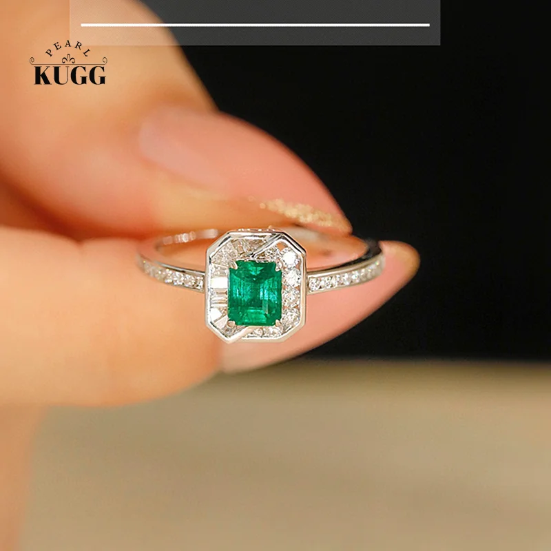 Женское кольцо из белого золота с изумрудом