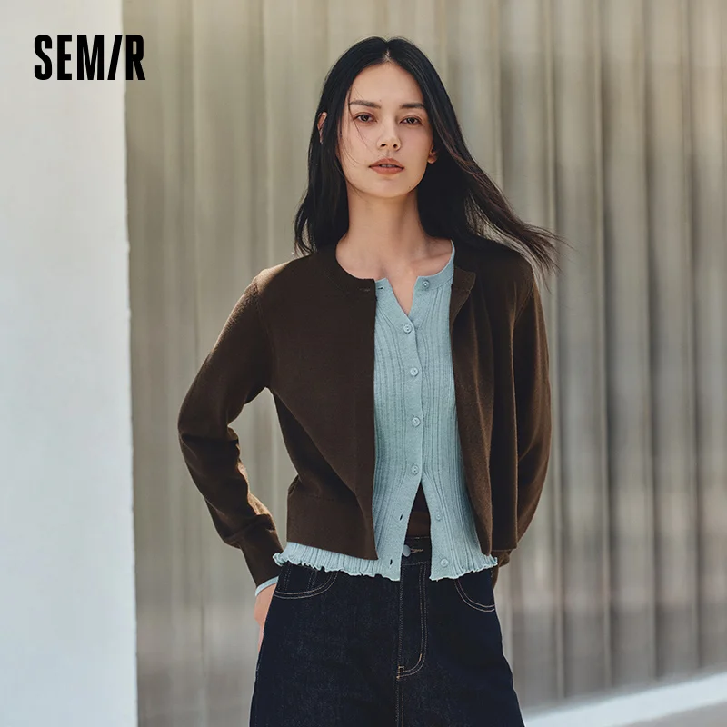Фото Женский кардиган Semir, короткий, с контрастными вставками, имитация двухслойности, с рюшами, мягкий, повседневный, осенний трикотаж, на каждый день, 2026 №1