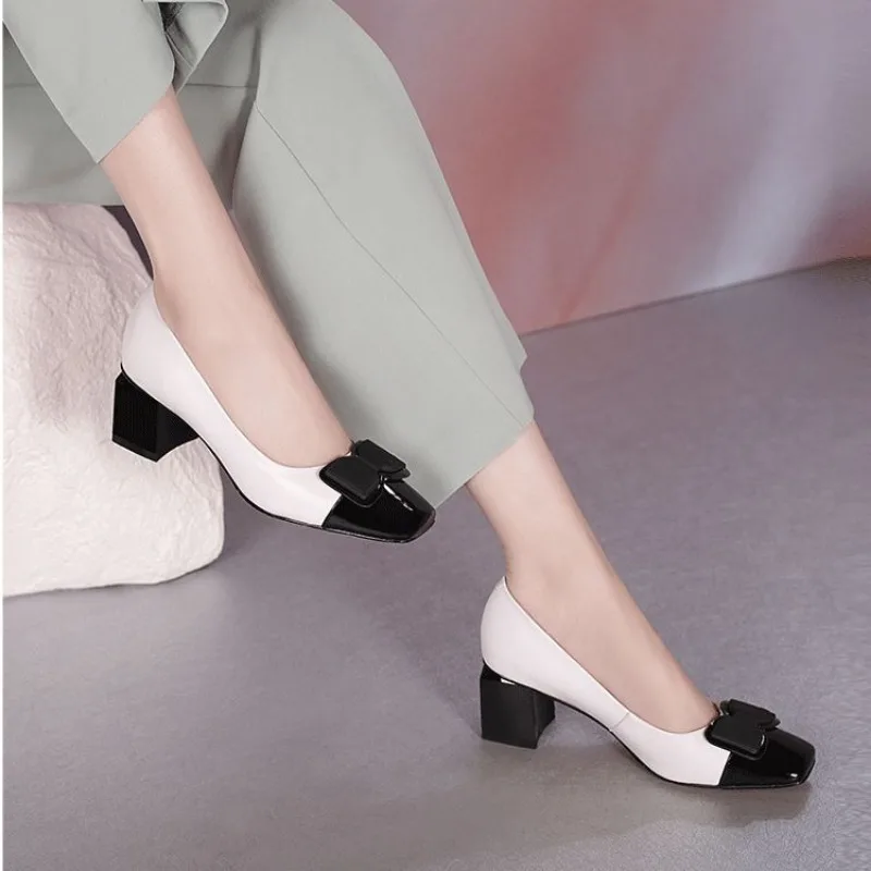 Маленькие кожаные туфли одного цвета с квадратной головкой и толстым каблуком