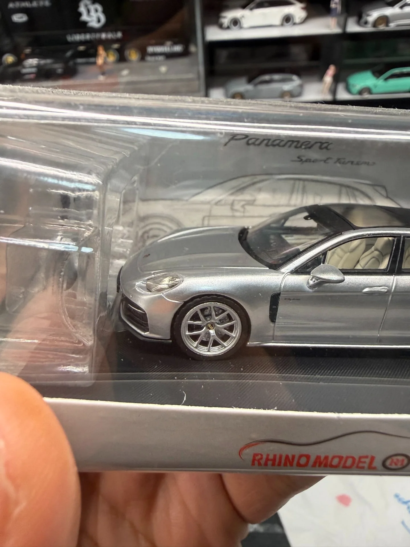 Фото Модель автомобиля Porsche Panamera Touring Edition из литого металла, масштаб 1:64, серебристого цвета. №2