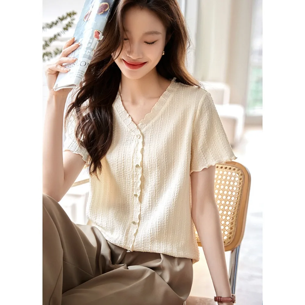 Женская футболка с V-образным вырезом и деревянными ушками