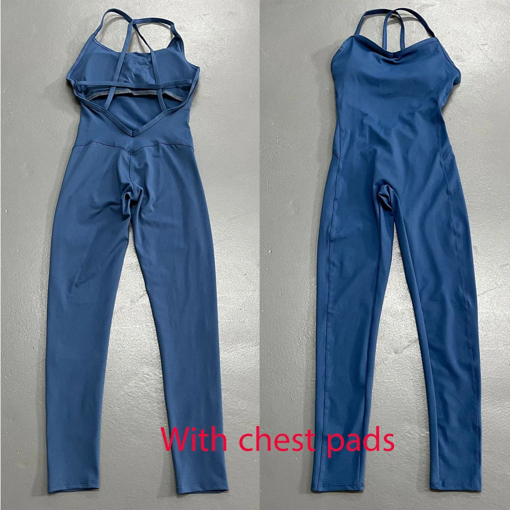 Спортивный комбинезон с открытой спиной