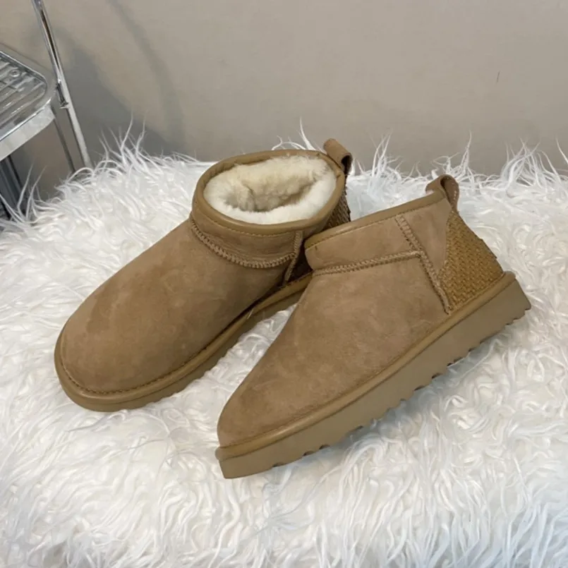 

Snow boots Women's fur integration 2022 winter new flat bottom anti-skid plush thickened wool short boots Women's cotton shoes