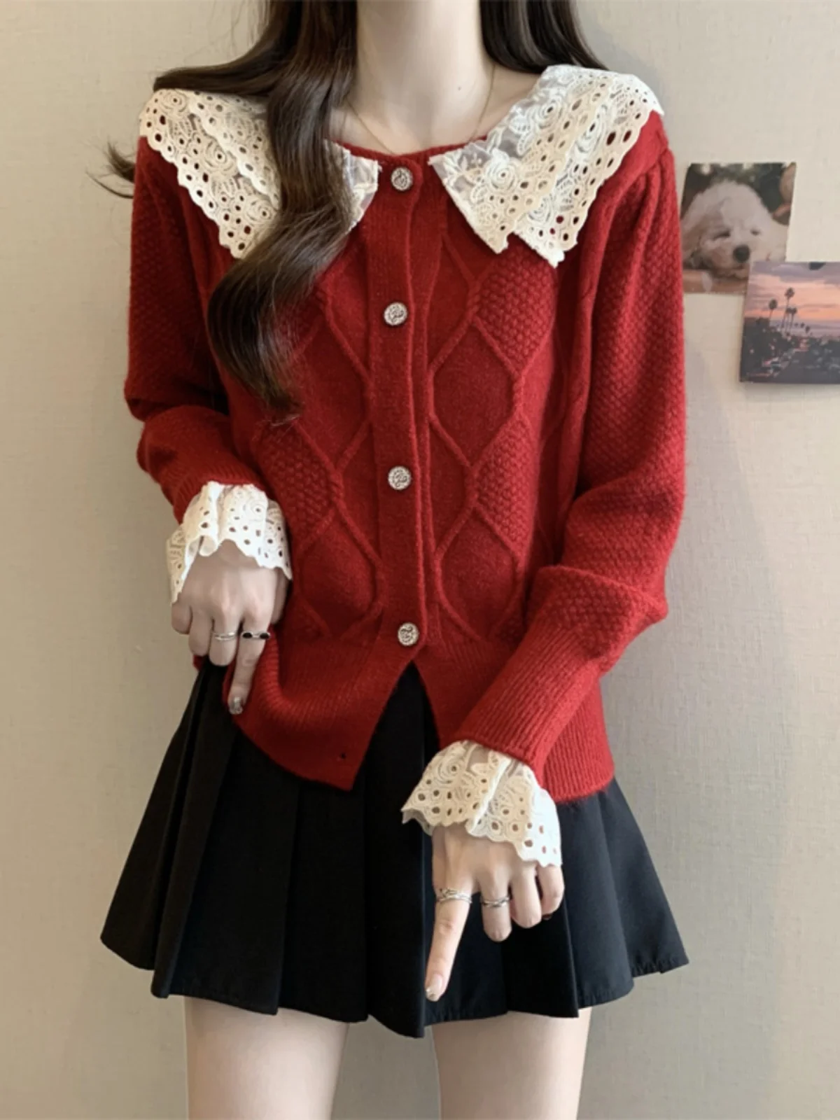 Красный свитер с кружевным кукольным воротником контрастного цвета женский