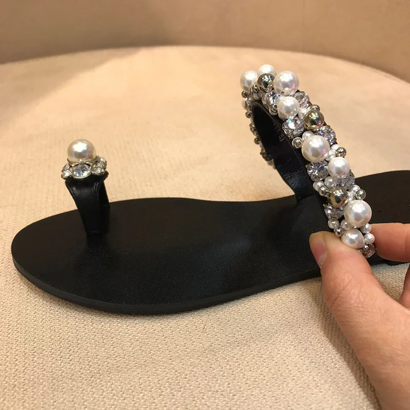 

2022 summer new clip toe flat slippers women rhinestone pearls a word belt fashion outside wearing sandals trend