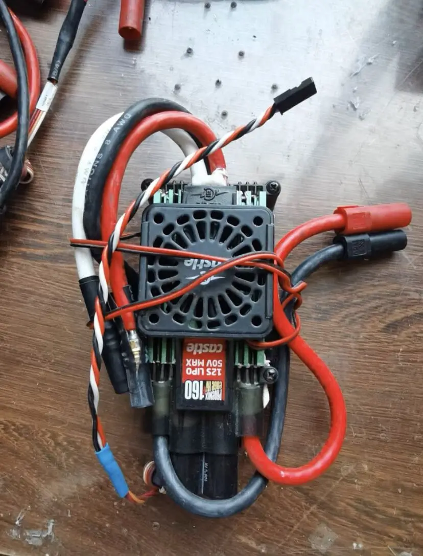 

Castle Creations Phoenix Edge 160HVF 50V 160-Amp ESC w/Fan MIN: 3S LiPo MAX: 12S LiPo for 700 to 800 size heli Airplane