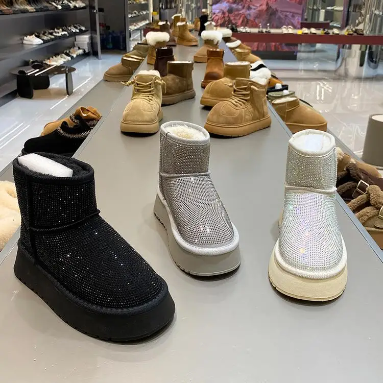 Женские зимние сапоги на платформе с кристаллами