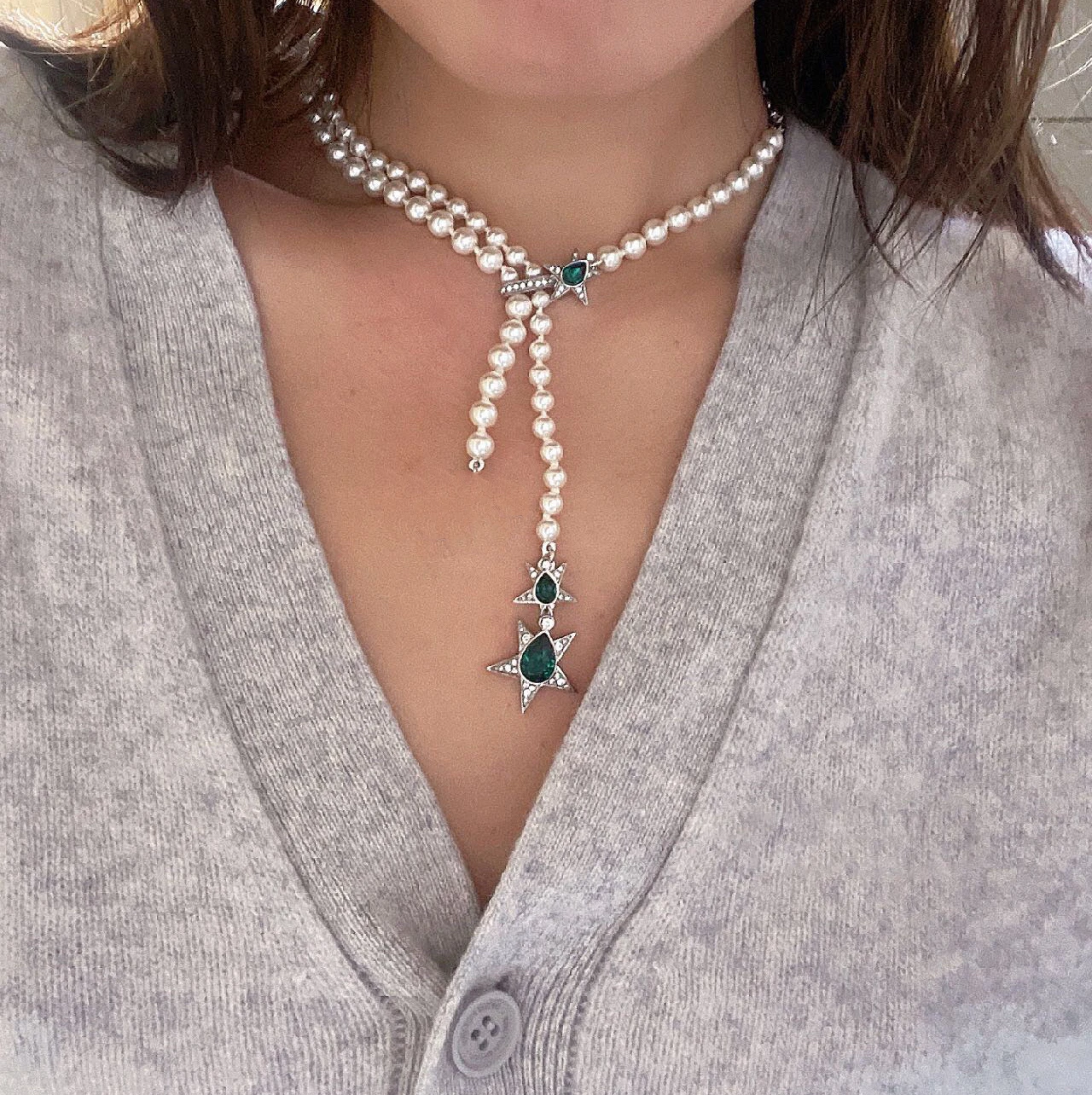 

Женское Ожерелье-чокер с жемчугом и зеленым камнем