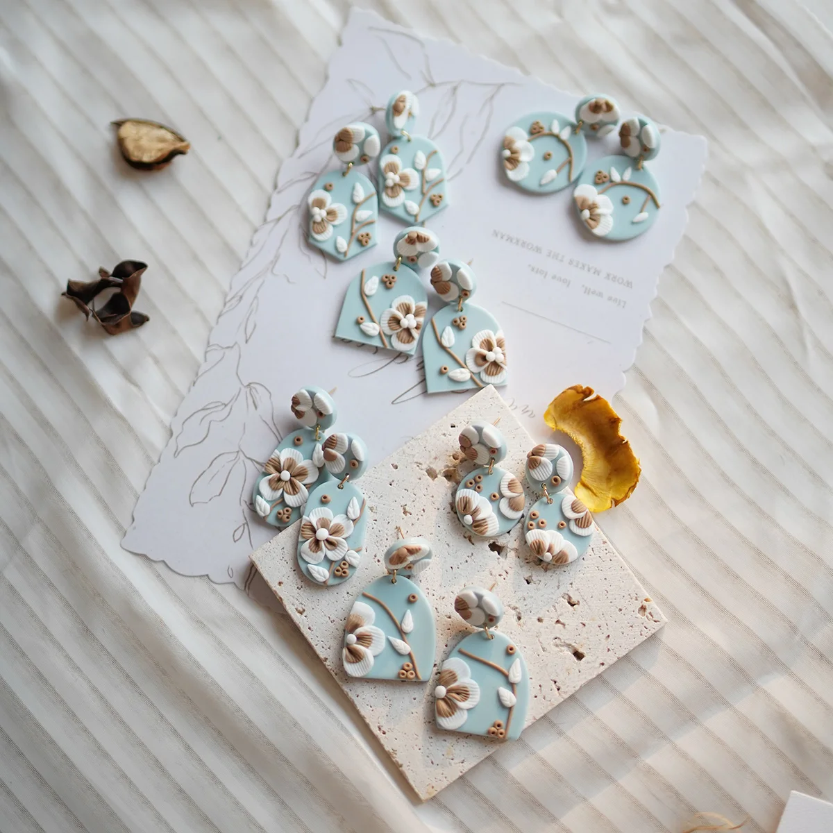 Модные модные висячие серьги с цветочным узором разных форм черные и синие из