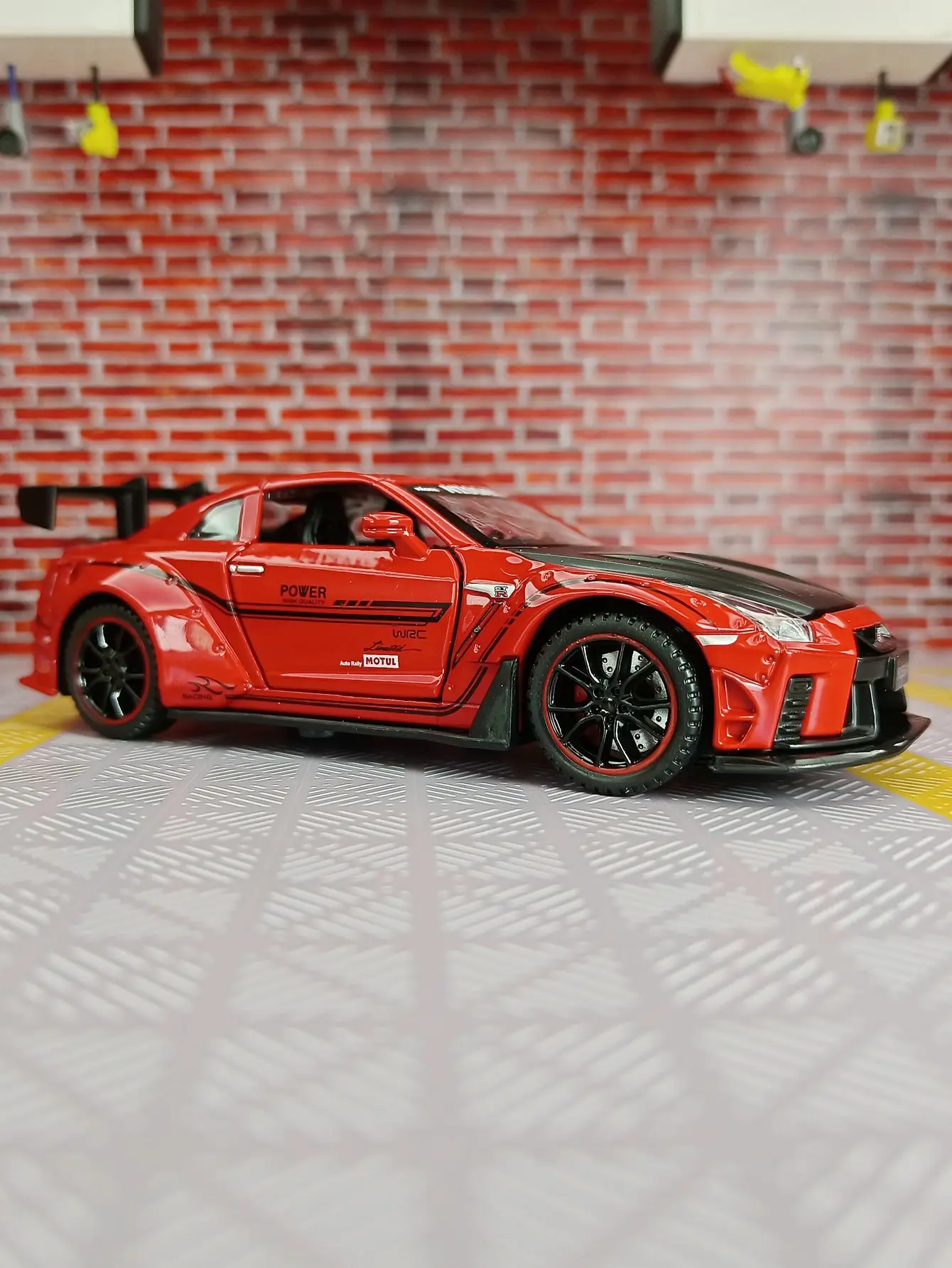 Фото Масштабная модель автомобиля Nissan GTR35 (1:32) для трека, из сплава, с открывающимися дверями, капотом и багажником, коллекционная, для декорации. №3