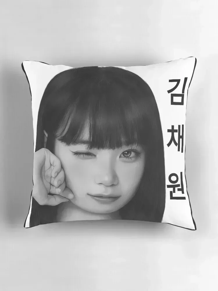 Черно-белая цифроаная наволочка KIm Chaewon 30x30/40x40/45x45 см