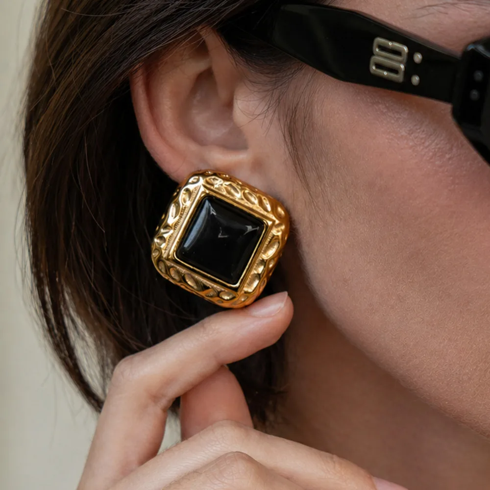 Фото Новые модные серьги-гвоздики PuRui из нержавеющей стали с позолотой 18K для женщин, винтажные квадратные серьги из красной и черной смолы, ювелирный подарок №1