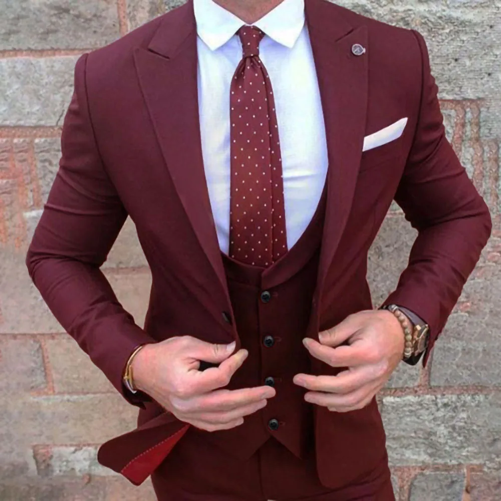 Костюм мужской облегающий черного цвета свадебный смокинг с заостренным