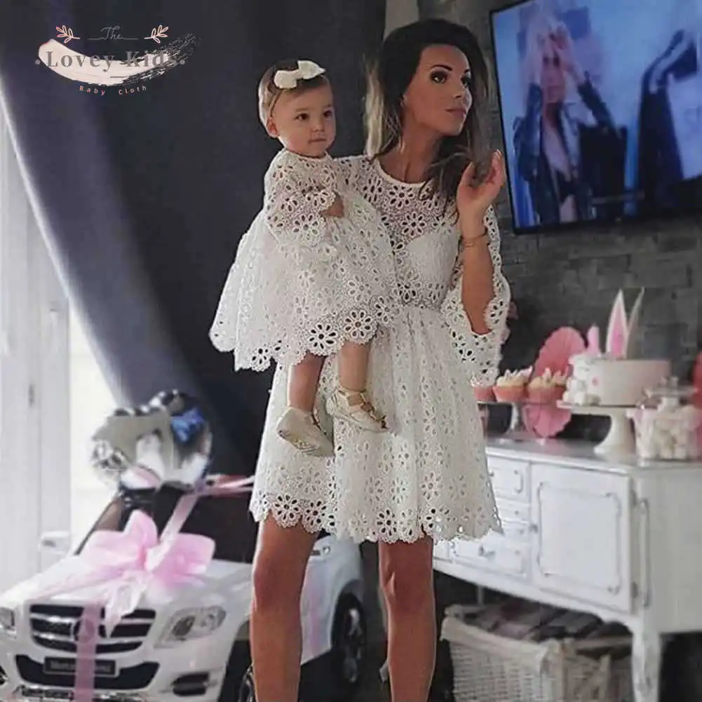 

2021 весеннее семейное одинаковое белое платье, комплект для мамы и дочки, Повседневные детские летние кружевные платья с круглым вырезом для...