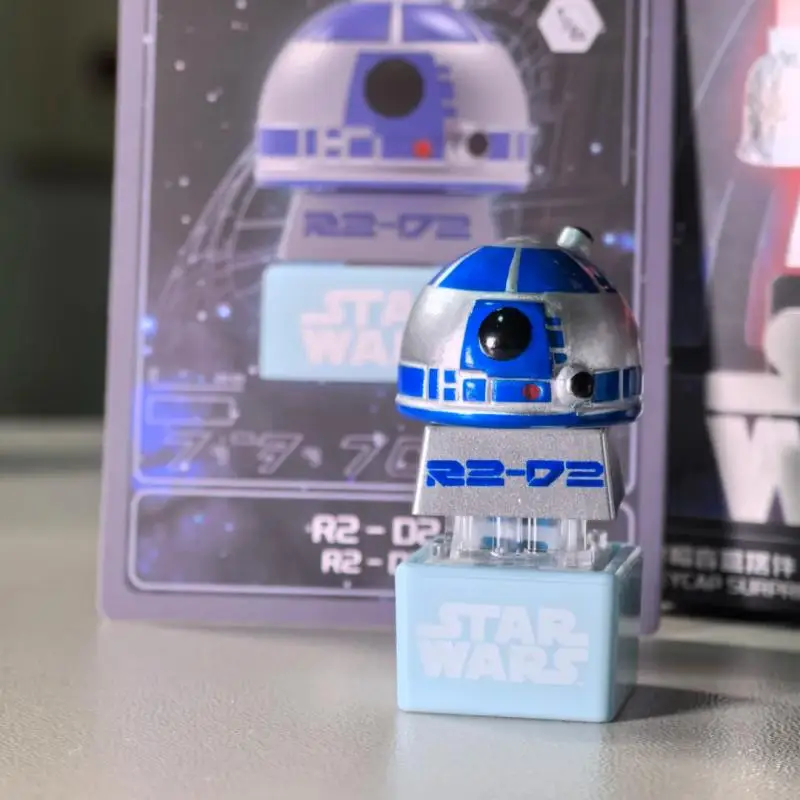 Фото В наличии: Оригинальные кейкапы-сюрпризы (Blind Box) с фигурками Боба, Дарта, Стирмтрупи, Люка, R2-D2, C-3PO, аниме-персонажи. Коллекционные фигурки для рабочего стола. Подарки-сюрпризы, игрушки. №4