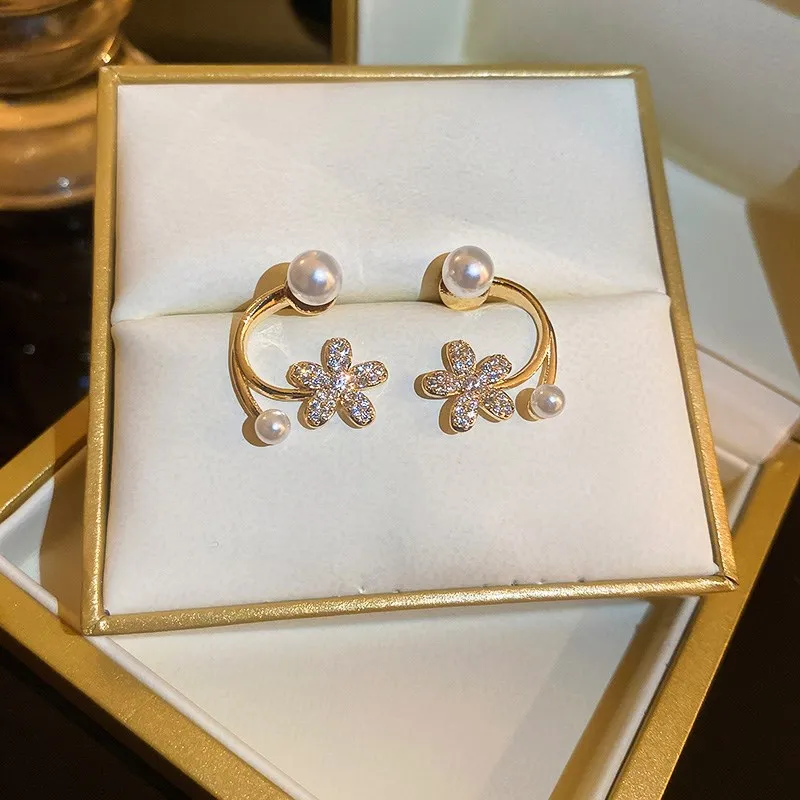 

Silver Needle Pearl Diamond Flower Earrings For Women Korea Small Exquisite Earrings Simple Temperament Earrings 2022