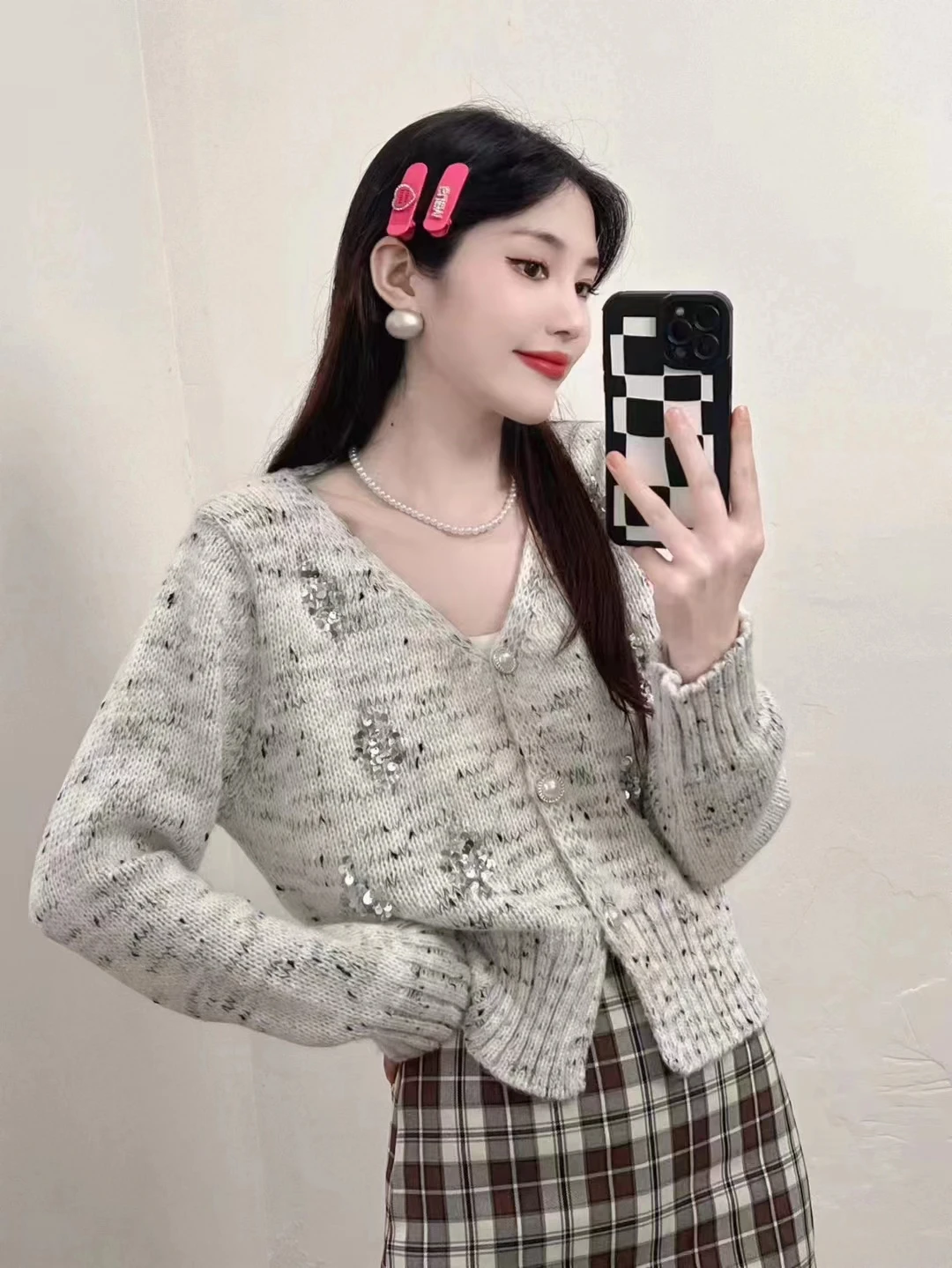 Куртка-свитер с V-образным вырезом и пайетками на осень зиму новинка для