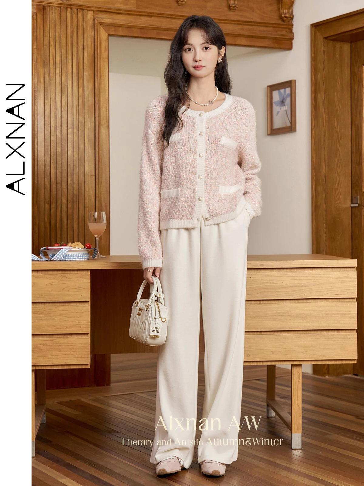 Женский вязаный кардиган с круглым вырезом и жемчужными пуговицами