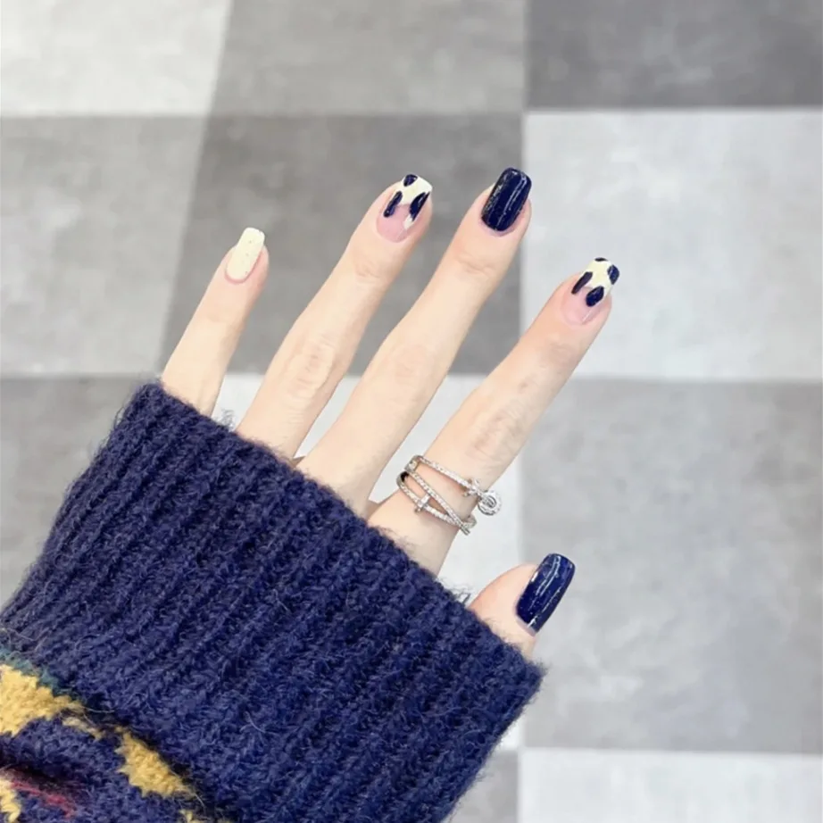 

24 Pieces Nails of Blue and White Leopard Pattern Klein Fashion Manicure Fake Nails Nails Patch