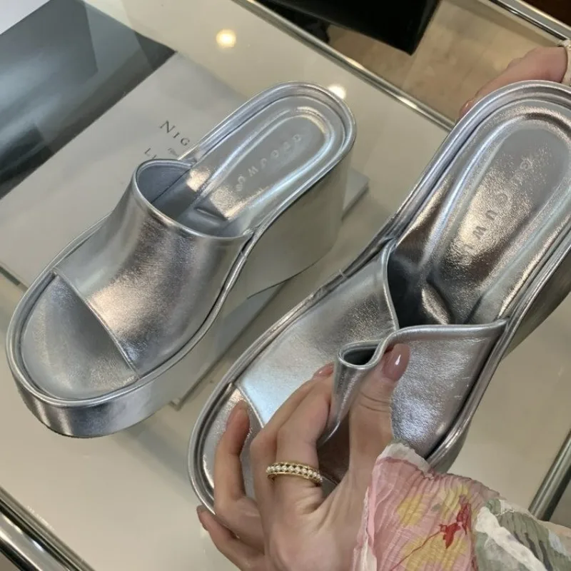 Женские босоножки на танкетке 5-8 см